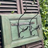 Attaccapanni in ferro battuto su pannello di legno