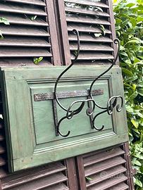 Attaccapanni in ferro battuto su pannello di legno