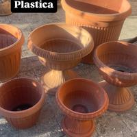 Vasi plastica e coccio stock