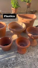 Vasi plastica e coccio stock
