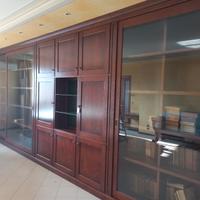 Libreria in legno con ante in vetro scorrevoli