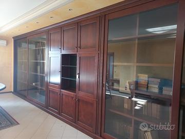 Libreria in legno con ante in vetro scorrevoli