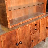 vecchia credenza con vetrina