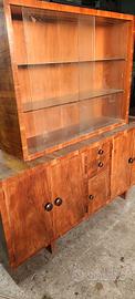 vecchia credenza con vetrina