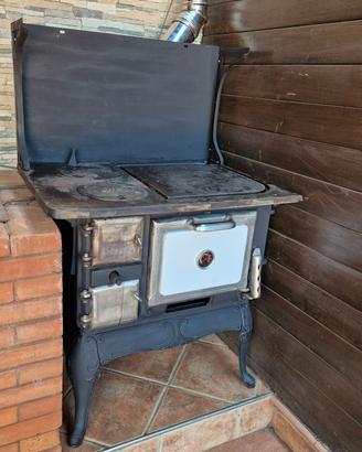 cucina, piastra e forno a legna