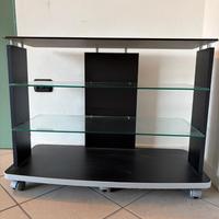 Mobile in legno e vetro di design.