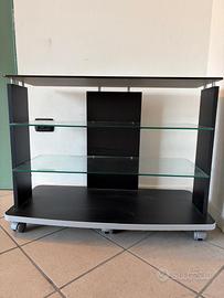 Mobile in legno e vetro di design.