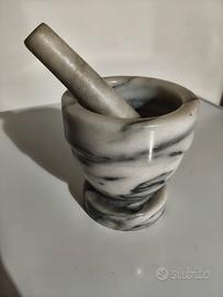 Mortaio con pestello in marmo bianco venato