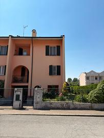 Villetta a schiera libera su tre lati