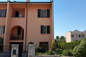 Villetta a schiera libera su tre lati