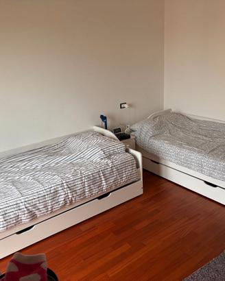 Divano letto bianco con materasso