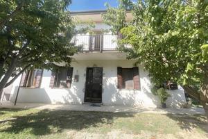 Casa singola composta da 2 unità abitative