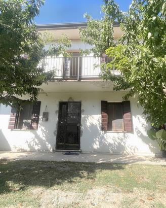 Casa singola composta da 2 unità abitative