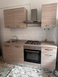 Cucina lineare completa di kappa e forno