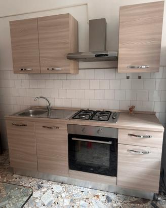 Cucina lineare completa di kappa e forno