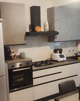 Cucina Completa di Prestigio – Pronta all’Uso!