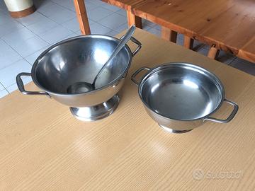 Coppia di zuppiere con mestolo