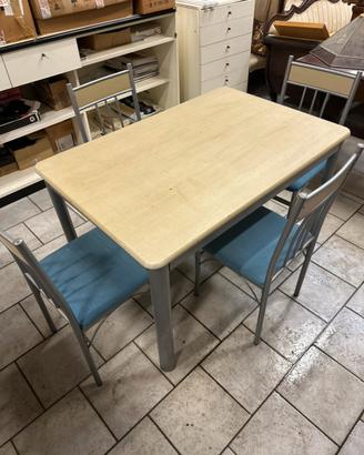 Tavolo da pranzo con sedie