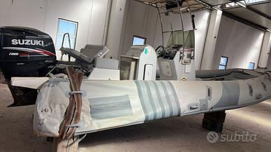 Gommone con lavori da fare