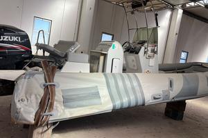 Gommone con lavori da fare