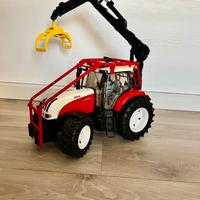 Bruder trattore con pinza per tronchi