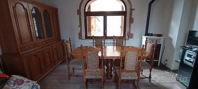 Soggiorno completo di vetrina,tavolo e 6 sedie