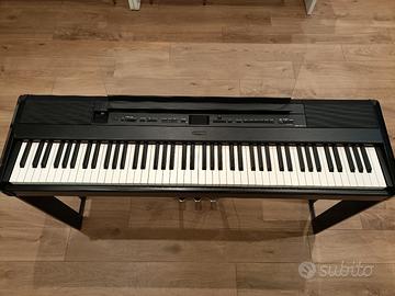 Yamaha P515 piano digitale con mobile 3 pedali