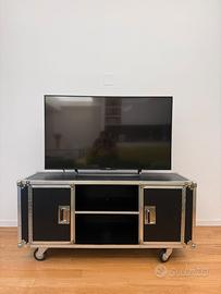 Mobile tv stile “Flight Case”