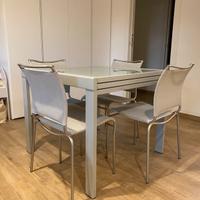 TAVOLO ALLUNGABILE e 4 SEDIE