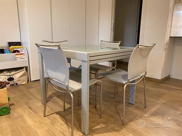 TAVOLO ALLUNGABILE e 4 SEDIE