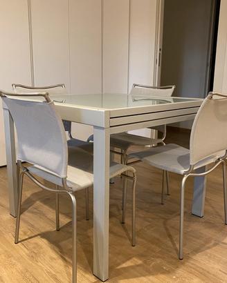 TAVOLO ALLUNGABILE e 4 SEDIE