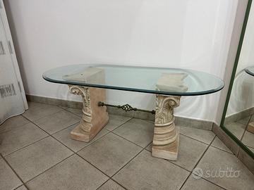 Tavolino in vetro con piedi in pietra