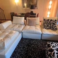 Sofà in pelle bianca di design