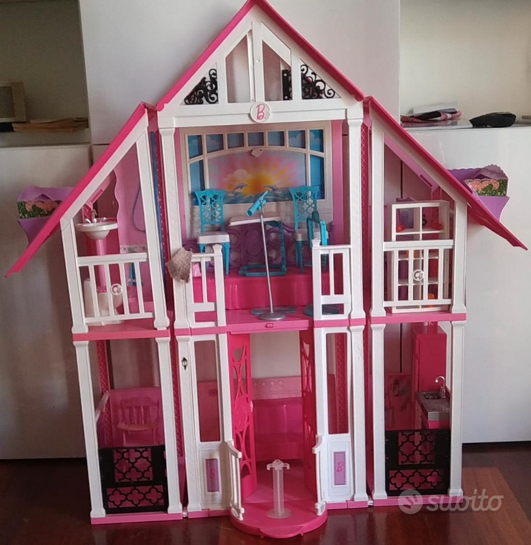 Casa di Barbie completa di arredamento. 