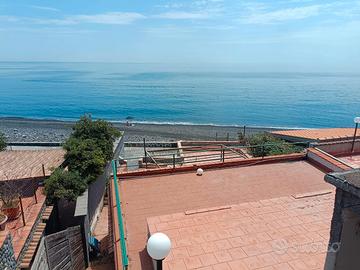 Immobile indipendente sul mare con ampie terrazze