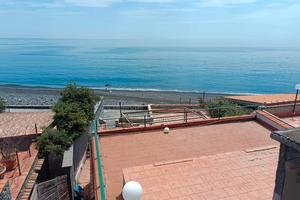 Immobile indipendente sul mare con ampie terrazze