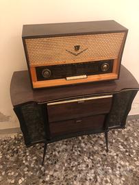 Mobile antico con radio e giradisci