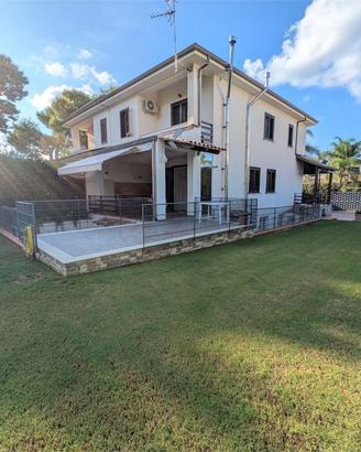 CARINI: VILLA BIFAMILIARE SU 3 LIVELLI CON ESTERNO