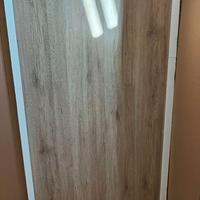 Pannello in legno colore rovere.