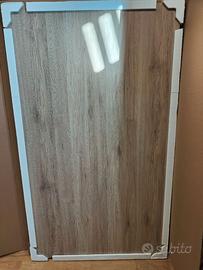 Pannello in legno colore rovere.