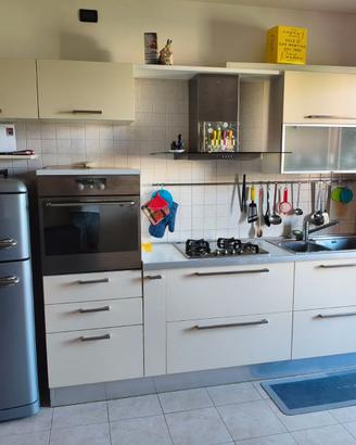 Cucina completa di elettrodomestici