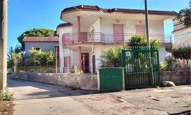 Palazzo / Stabile di 300 m² con più di 5 locali a 