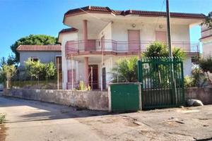 Palazzo / Stabile di 300 m² con più di 5 locali a 