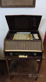 antico mobiletto con radio vintage 