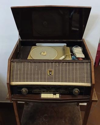 antico mobiletto con radio vintage 