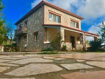 Villa singola con due appartamenti indipendenti