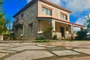 Villa singola con due appartamenti indipendenti