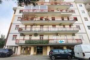 AMPIO QUADRILOCALE CON CANTINA E 2 P. AUTO, VIA TO