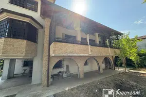 Villa di 321 m² con più di 5 locali e box auto dop