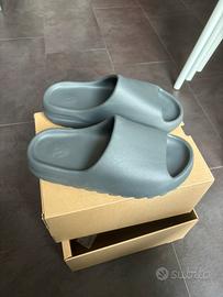 Yeezy Slide 43